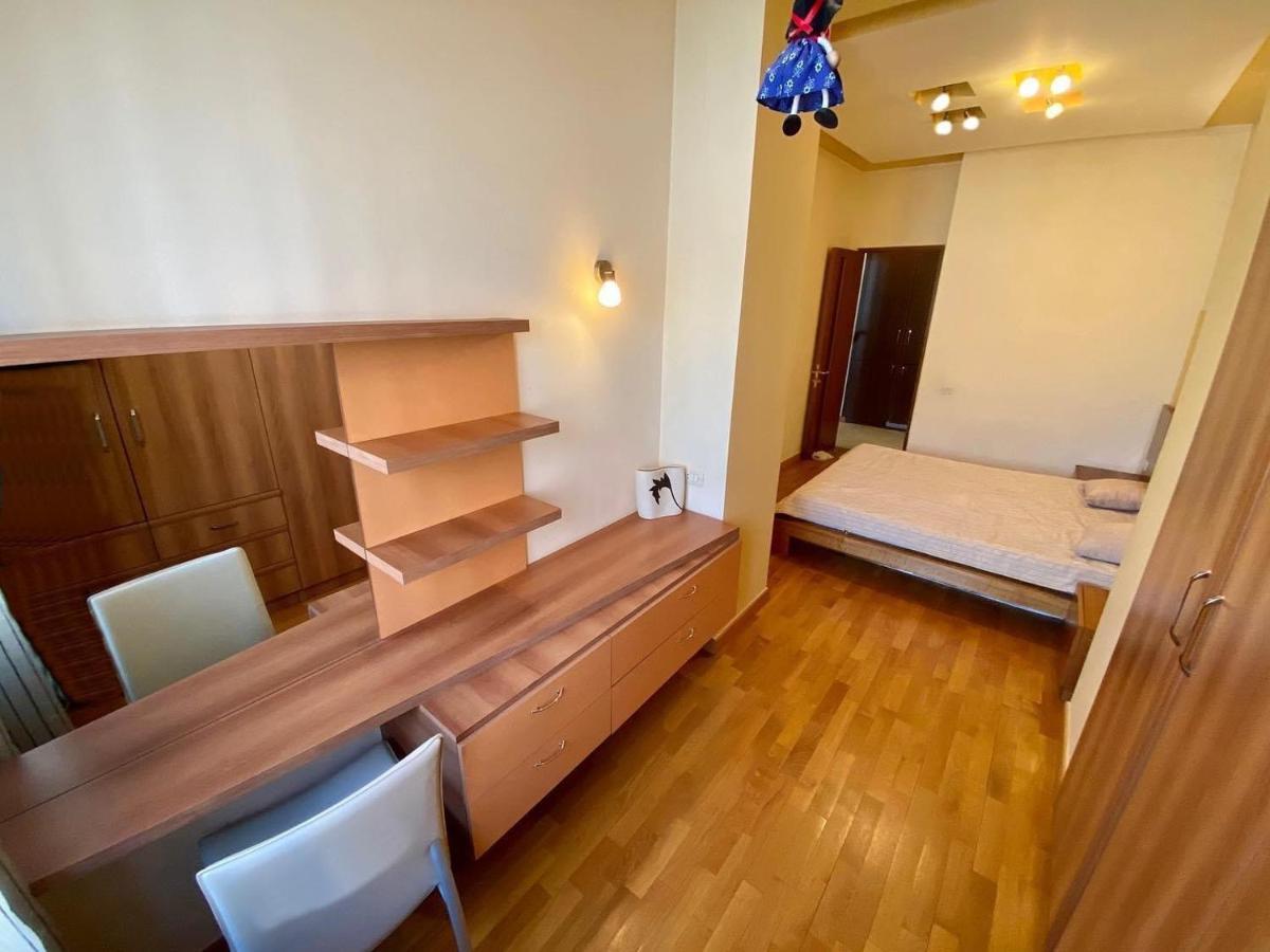 City Center Cute Flat 3 Rooms 耶烈万 外观 照片